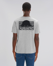 Lade das Bild in den Galerie-Viewer, T-Shirt: Kräftiger Karl "SIVAN- SWIRL" Print