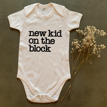 Lade das Bild in den Galerie-Viewer, Baby Body: Kleiner Klaus "NEW KID" Print