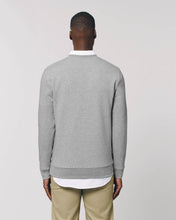 Lade das Bild in den Galerie-Viewer, Sweatshirt Crewneck: Geiler Gustav "DREIFALTIGKEIT" Print
