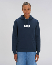 Lade das Bild in den Galerie-Viewer, Sweatshirt Hoodie: Gute Gerda "LOKALARROGANZ" Block Print