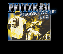 Lade das Bild in den Galerie-Viewer, T-Shirt: Kräftiger Karl "PFITZE-BLAU" Print