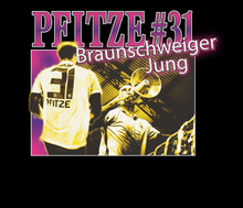 Lade das Bild in den Galerie-Viewer, T-Shirt: Kräftiger Karl "PFITZE-LILA" Print