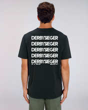 Lade das Bild in den Galerie-Viewer, T-Shirt: Kräftiger Karl "DERBYSIEGER" Backprint