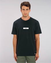 Lade das Bild in den Galerie-Viewer, T-Shirt: Kräftiger Karl "LOKALARROGANZ" Block Print