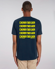Lade das Bild in den Galerie-Viewer, T-Shirt: Kräftiger Karl "DERBYSIEGER" Backprint