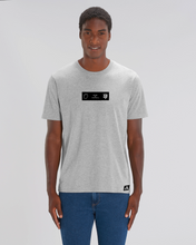 Lade das Bild in den Galerie-Viewer, T-Shirt: Kräftiger Karl "DREIFALTIGKEIT" Print