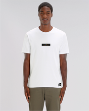 Lade das Bild in den Galerie-Viewer, T-Shirt: Kräftiger Karl "LOKALARROGANZ" Block Print Bunt