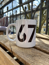 Lade das Bild in den Galerie-Viewer, Tasse: Kantiger Kurt &quot;67&quot; Print
