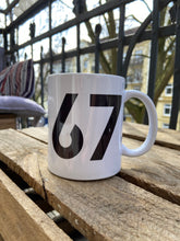 Lade das Bild in den Galerie-Viewer, Tasse: Kantiger Kurt &quot;67&quot; Print
