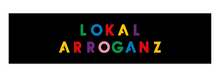 Lade das Bild in den Galerie-Viewer, T-Shirt: Kräftiger Karl &quot;LOKALARROGANZ&quot; Block Print Bunt
