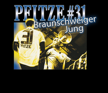 Lade das Bild in den Galerie-Viewer, T-Shirt: Kräftiger Karl &quot;PFITZE-BLAU&quot; Print

