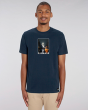 Lade das Bild in den Galerie-Viewer, T-Shirt: Kräftiger Karl &quot;ZUHAUSE&quot; Print
