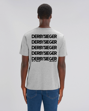 Lade das Bild in den Galerie-Viewer, T-Shirt: Kräftiger Karl &quot;DERBYSIEGER&quot; Backprint
