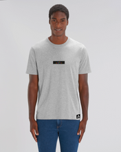 Lade das Bild in den Galerie-Viewer, T-Shirt: Kräftiger Karl &quot;LOKALARROGANZ&quot; Block Print Bunt
