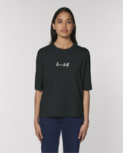 Lade das Bild in den Galerie-Viewer, T-Shirt: Harmonische Helen &quot;Löwenstadt&quot; Print

