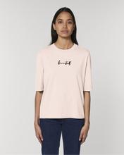 Lade das Bild in den Galerie-Viewer, T-Shirt: Harmonische Helen &quot;Löwenstadt&quot; Print
