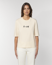Lade das Bild in den Galerie-Viewer, T-Shirt: Harmonische Helen &quot;Löwenstadt&quot; Print

